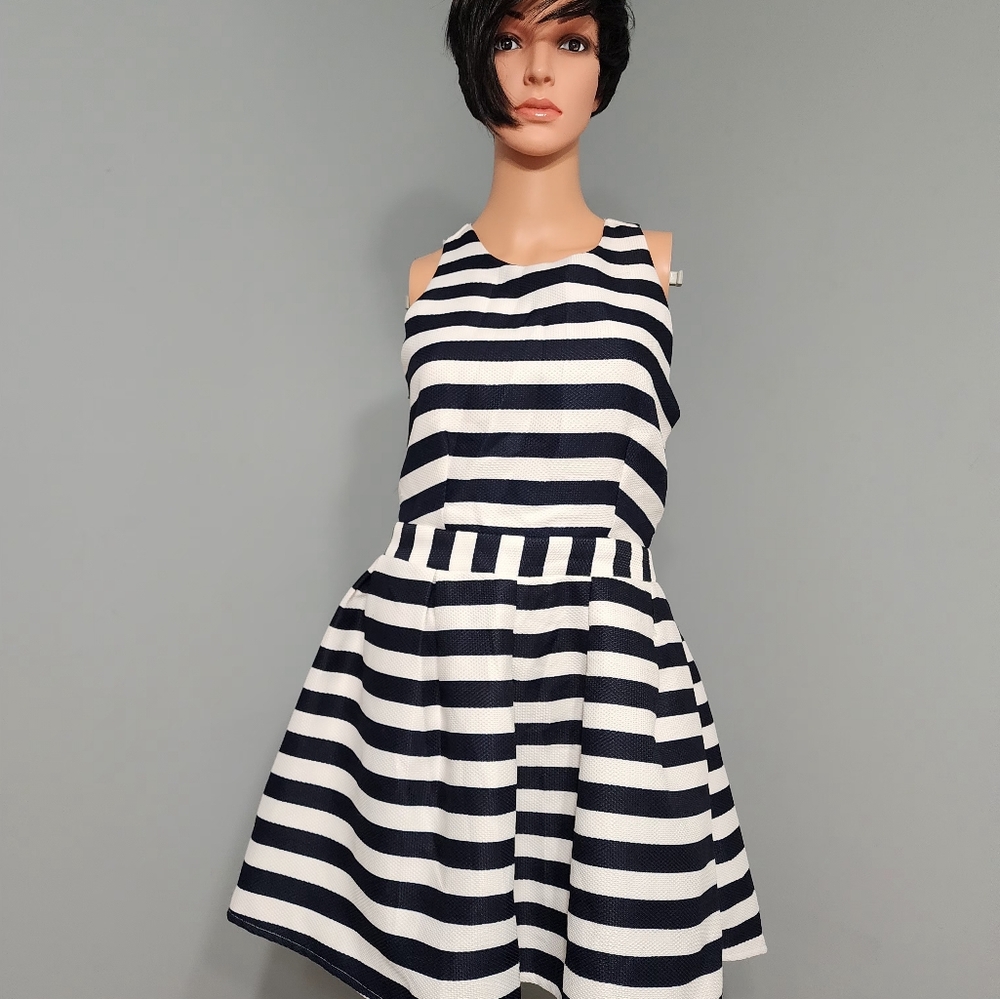 Striped Black and White Dress THE RED DRESS .SIZE L. Ĺ33.B19.W16 Box Vestidos